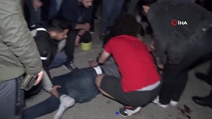 Motosiklet ile otomobil çarpıştı: 2 yaralı... Kendilerine çarpan aracı tekmeledi