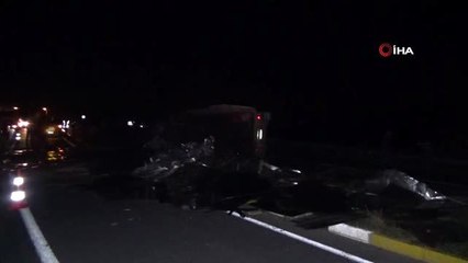 Hurda yüklü tır devrildi, Zonguldak Düzce karayolu trafiğe kapandı