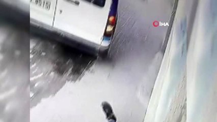 Geri geri gelen aracın vatandaşa çarpma anı kamerada