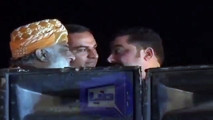 کارکن کی سیلفی لینے کی کوشش، مولانا نے سلیفی لینے والے کودھکا دے دیا