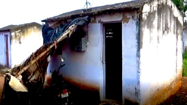 சத்தியமங்கலம் அருகே எப்போது வேண்டுமானாலும் இடிந்து விழும் நிலையில் உள்ள தொகுப்பு வீடுகள்