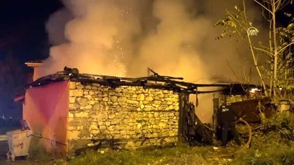 Tek katlı ev yangında kullanılamaz hale geldi