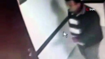 Doktorun elindeki silahla meslektaşının odasına gittiği anlar kamerada