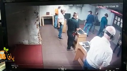 Un homme se tire dans la jambe par erreur dans un stand de tirs