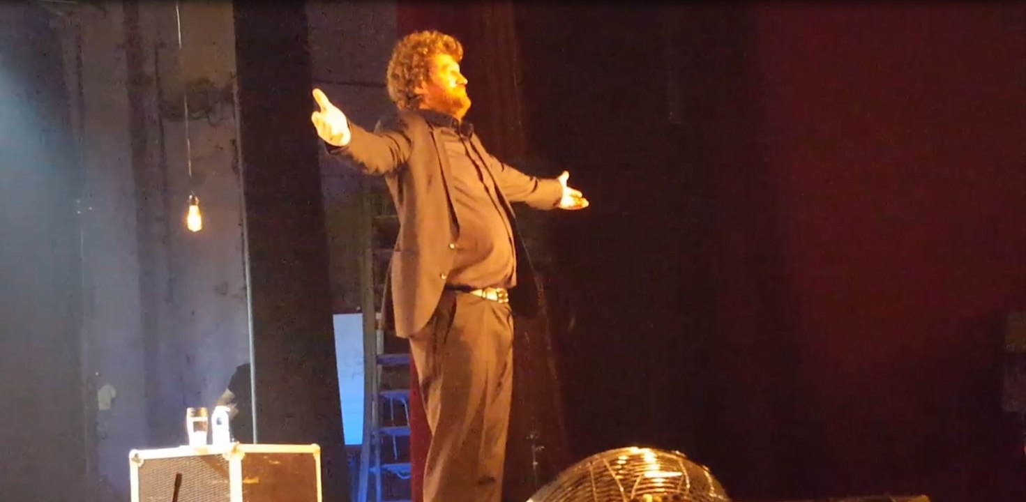 Olivier de Benoist sur la scène du théâtre Rex de Valréas jeudi soir