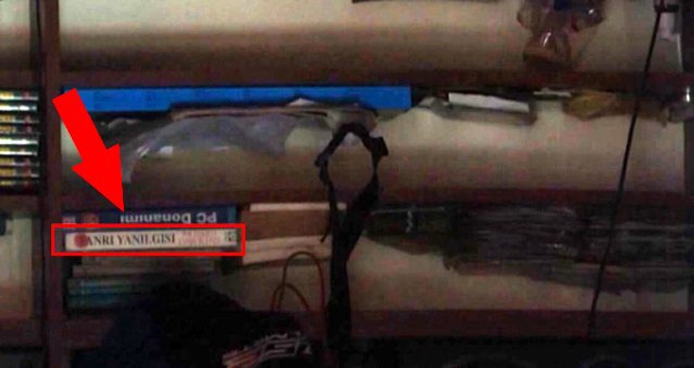 Türkiye'de davalık olan Tanrı Yanılgısı kitabı, dehşet evindeki raftan çıktı