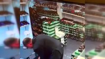 Fatih'te ayakkabı mağazasında hırsızlık kamerada