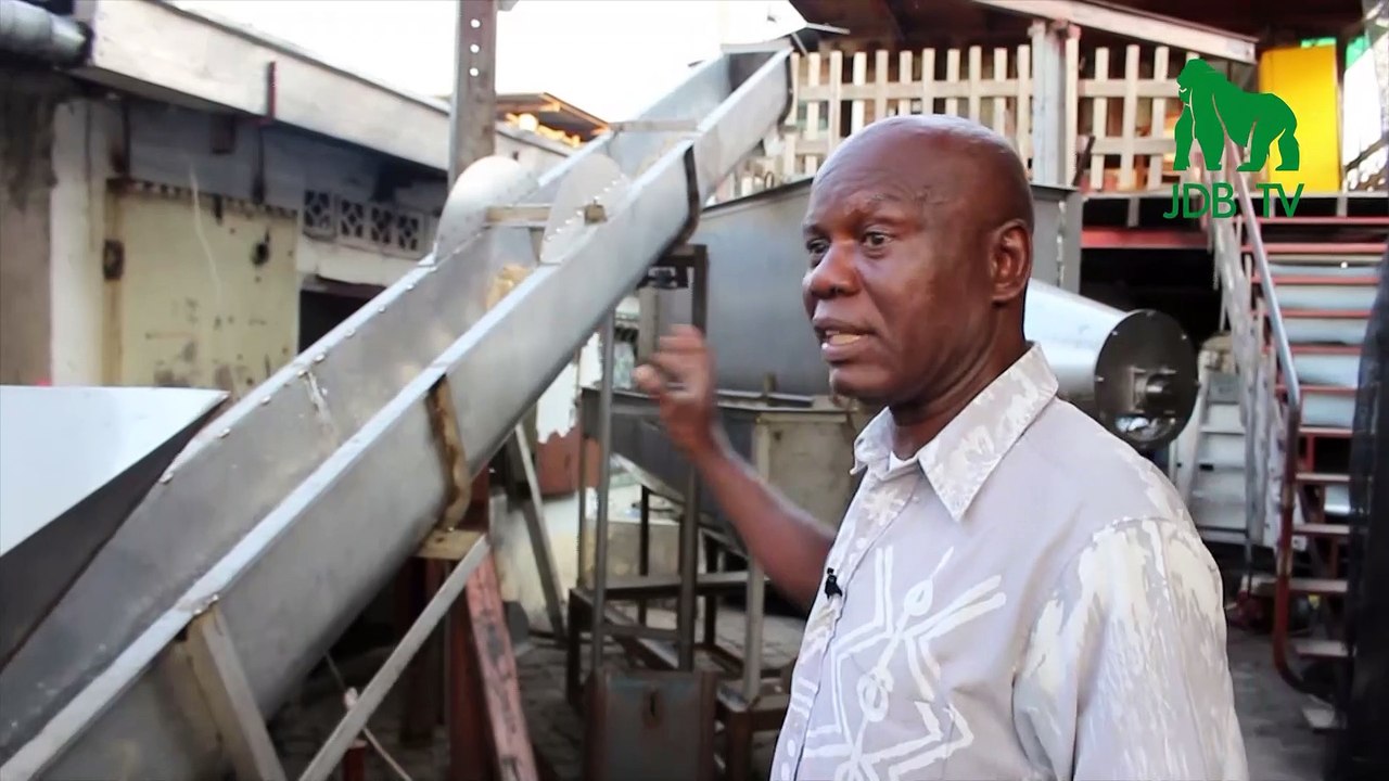 Tsengué Tsengué présente la grande défibreuse de manioc