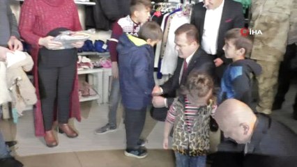Vali Akbıyık, muhtaç çocukları kendi elleriyle giydirdi