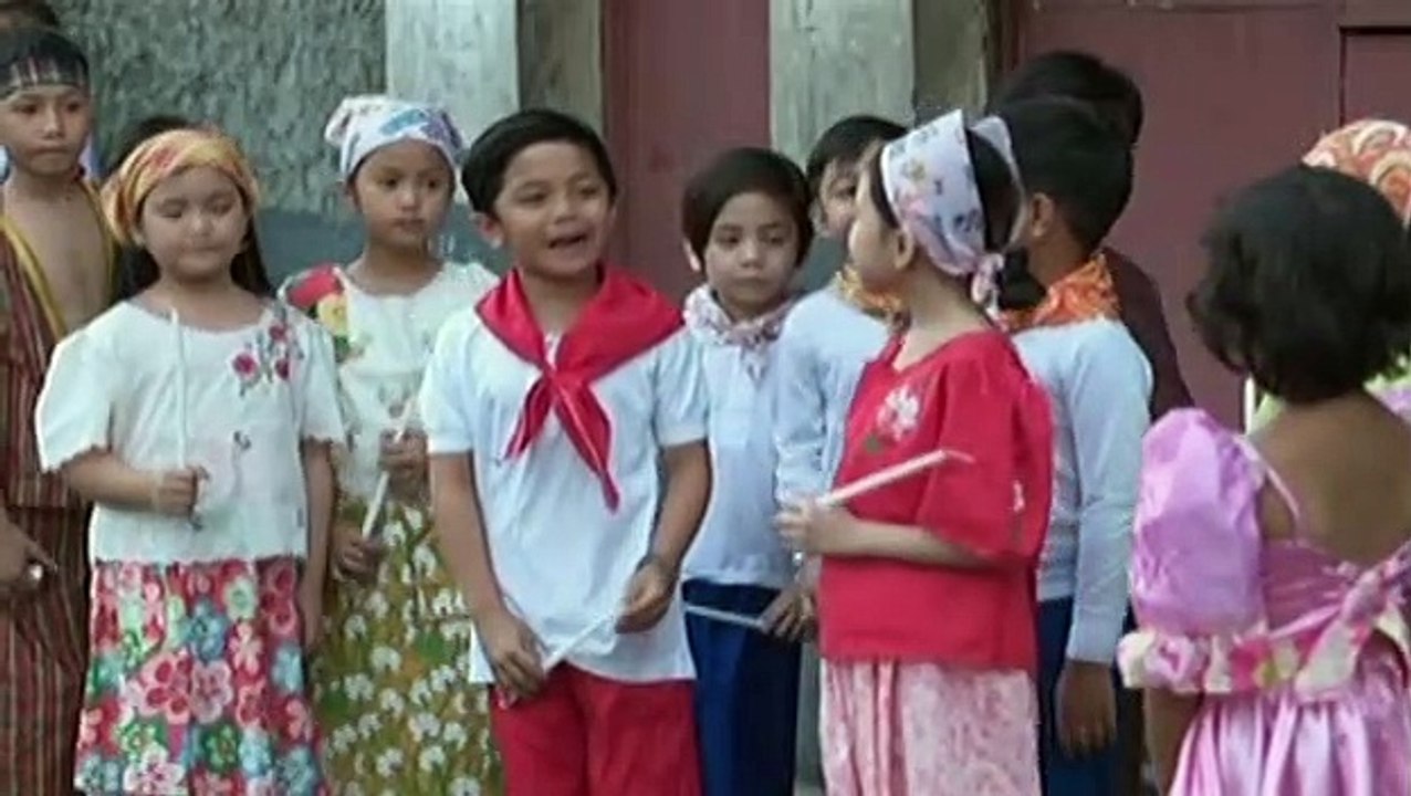 Ningning becomes a Reyna Elena with the help of Mac-Mac