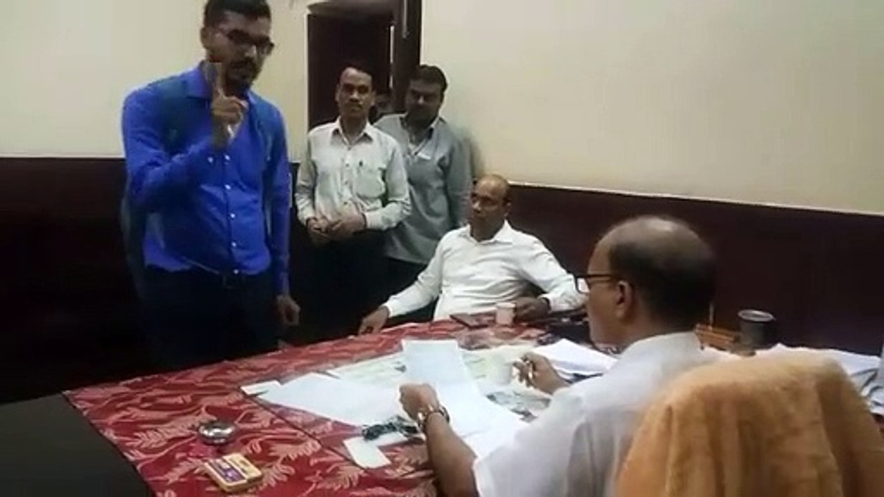 DAVV के छात्र ने लाइव वीडियो में ज़हर खाकर करी आत्महत्या की कोशिश