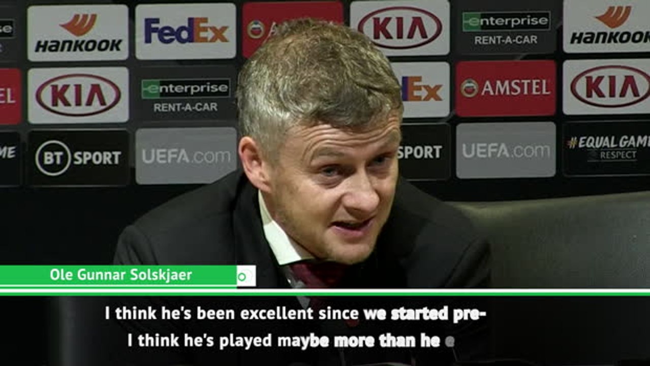 Solskjaer urges Manchester United to keep Rojo