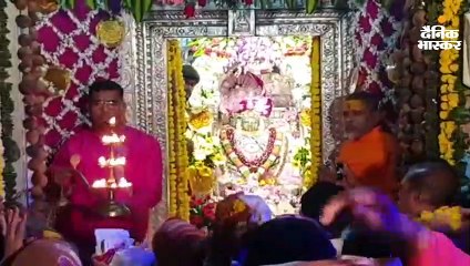 पुष्कर मेले में दिखा लंबी मूंछों का क्रेज, विदेशी कपल ने एक दूसरे को पहनाया साफा