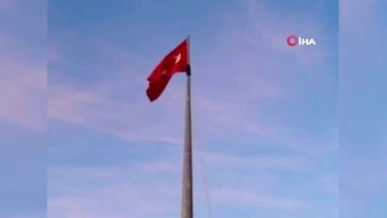 Köylüler Türk Bayrağını köyün en tepesinde dalgalandırdı