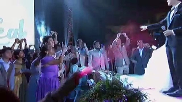 Clark at Leah, pinagbigyan ng isang halik ang sambayanan