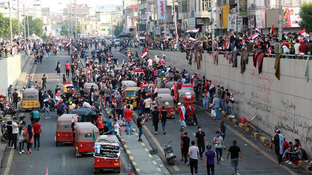 طلبا لإصلاحات سياسية واقتصادية.. العراقيون يواصلون التظاهر للأسبوع الثالث