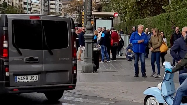 Manifestantes cortan el centro de València para protestar por los cambios en la CV 500