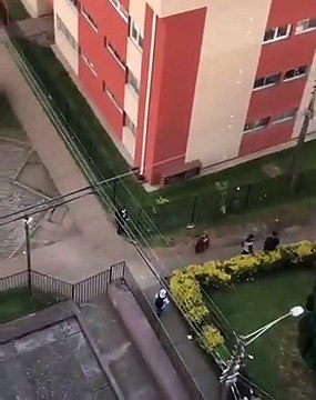 Şili'de bir protestocu, kendisini gözaltına almaya çalışan motosikletli polisleri böyle atlattı