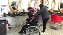 Engelli genç kız lösemili çocuklar için saçlarını bağışladı