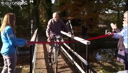 شاهد: في سن 82 عاما.. أول بريطاني يقطع مليون ميل بدراجته