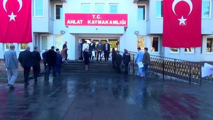 Ahlat'ta lösemili çocuklara dikkat çekmek için maske taktılar
