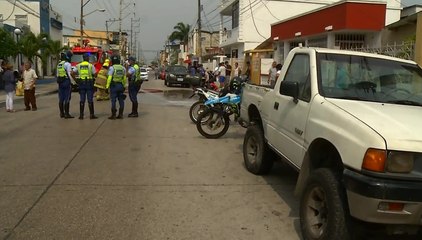 Auto se volcó tras chocarse de frente contra una camioneta en el norte de Guayaquil