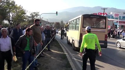 Karabük minibüsün çarptığı kadın öldü, polis vatandaşları uzaklaştırdı