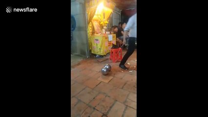 Vietnamese performer is able to lift pair of 4kg iron balls with his EYELIDS