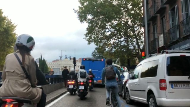 Una jornada en bicicleta por Madrid: carriles que desaparecen, humo y bocinazos