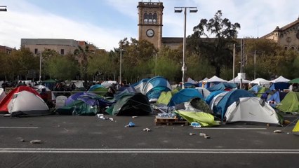 Los estudiantes acampados en Barcelona cumplen 10 días en la plaza Universitat