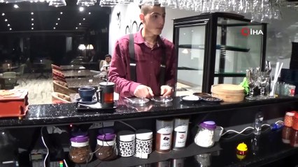 Bu Kafede Servisleri Patenli Garson Yapıyor