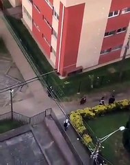 Eylemci motosikletli polisleri peşinde koşturdu