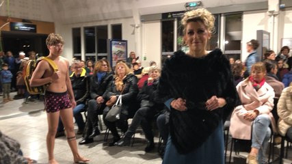 « La fille du train », défilé original dans la gare SNCF