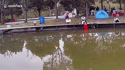 Ce pêcheur se jette à l'eau pour sauver un enfant dans le lac !