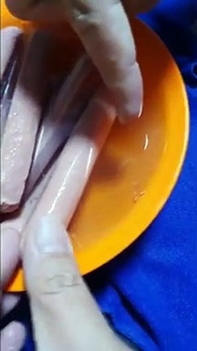 Barbecue ? Des vers sortent de ces saucisses !