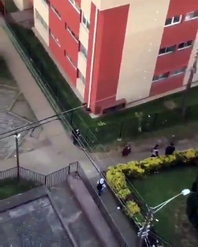 Şili'de bir eylemcinin polisten kaçış anları sosyal medyanın gündemine oturdu