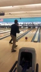 Bowling : la boule a été lancée à la vitesse parfaite pour renverser à temps les deux quilles restantes.