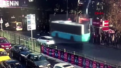 Beşiktaş'ta otobüs durağa böyle daldı