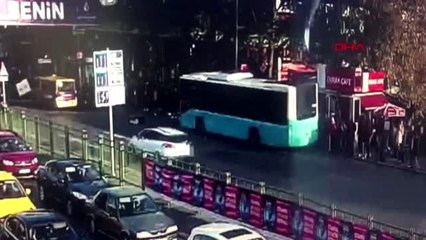Beşiktaş'ta otobüs durağa böyle daldı - yeniden