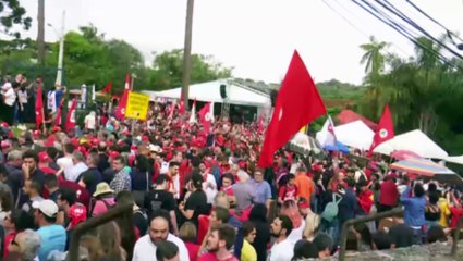 Movimentação à espera da saída de Lula da Polícia Federal é grande