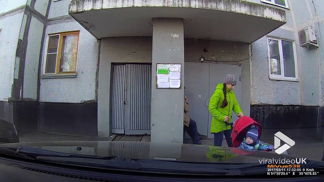 Ne jamais accepter l'aide d'un homme ivre... Belle gamelle