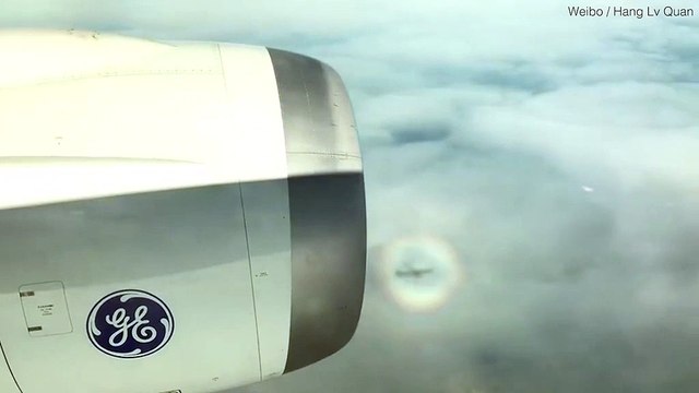 Cet avion à l'air de voler à l'intérieur d'un arc-en-ciel