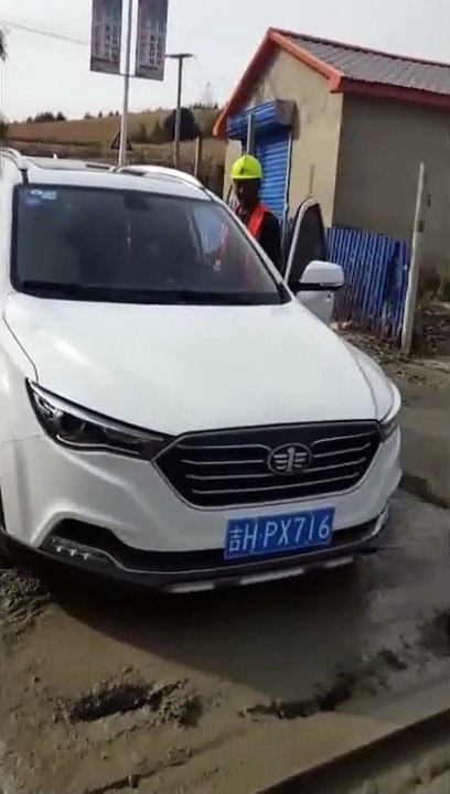 Un conducteur idiot roule sur du béton frais et détruit le travail des ouvriers