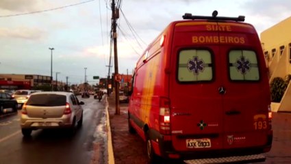 Mulher cai de moto na Av. Carlos Gomes
