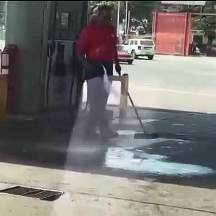 Régis fait le ménage dans une station service… avec une pompe à essence !