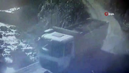 Rize’de kamyonun dereye yuvarlandığı anlar kamerada