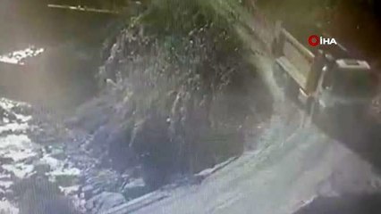 Rize'de kamyonun dereye yuvarlandığı anlar kamerada