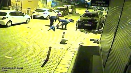Motosikletli genç ve arkadaşı araca çarparak takla attı