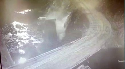 Rize'de kamyon dereye yuvarlandı, sürücü ağır yaralandı