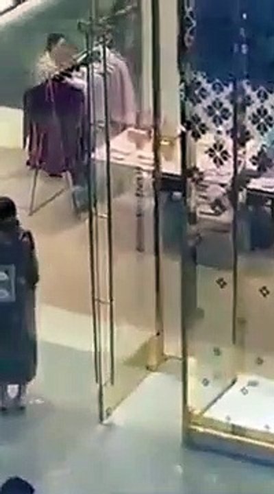 Un torrent d'eau a inondé un centre commercial à Dubai et les clients continuent encore à faire du shopping